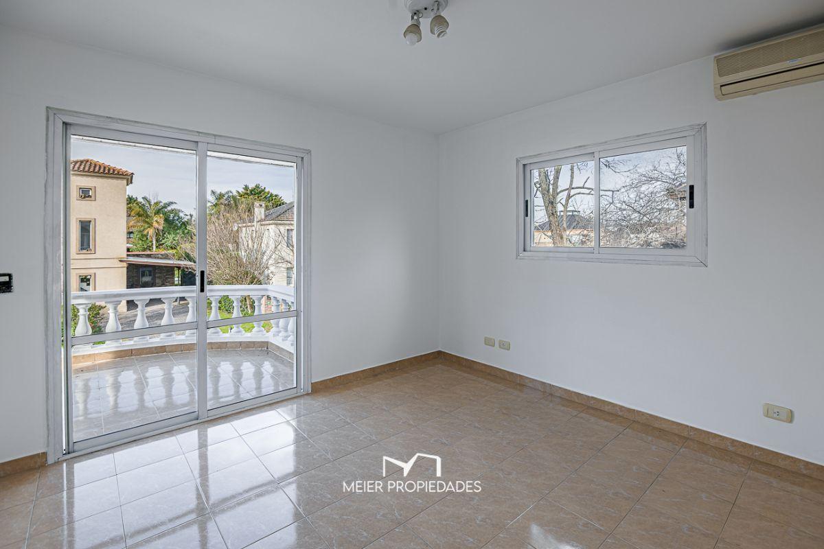 Foto de Casa de estilo clásico con 4 dormitorios, quincho, pileta y playroo en, imagen 2