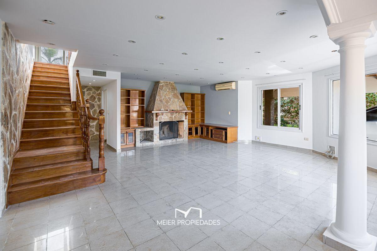 Foto de Casa de estilo clásico con 4 dormitorios, quincho, pileta y playroo en, imagen 1