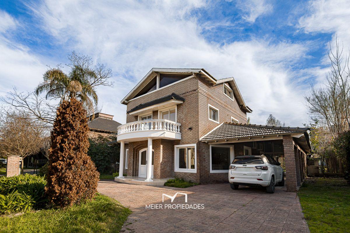 Foto de Casa de estilo clásico con 4 dormitorios, quincho, pileta y playroo en, imagen 3
