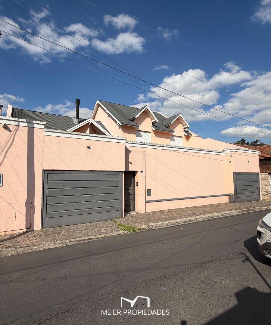 Foto de Casa de categoría 475m² con gran parque, pileta climatizada y quincho, imagen 3