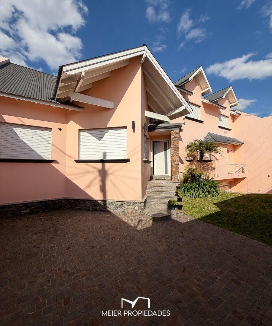Foto de Casa de categoría 475m² con gran parque, pileta climatizada y quincho, imagen 1