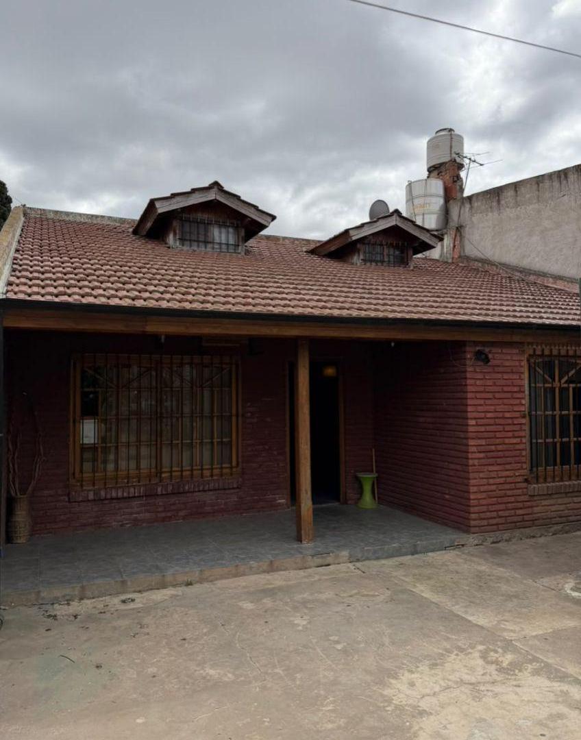 Foto de Chalet de estilo Tradicional con Amplio Lote Parquizado en Isidro, imagen 5