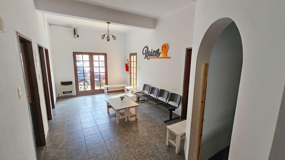 Casa Esquina con 5 habitaciones, Cochera en el Macrocentro Jujeño – Ideal Uso Profesional