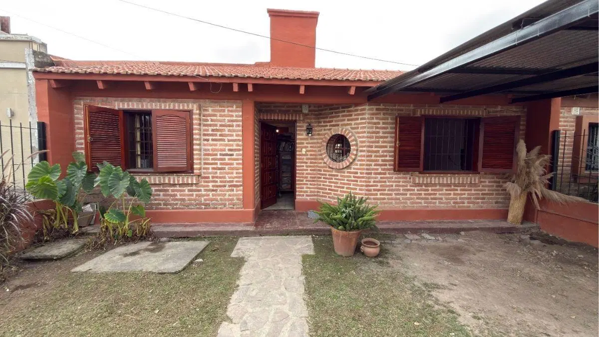Casa de 2 dormitorios con galería, patio y cochera – Los Perales 4