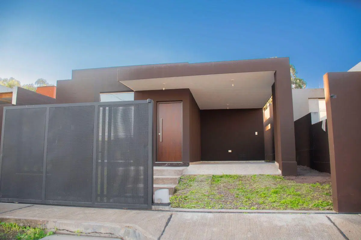 Casa de 2 dormitorios y jardín en Villa Tiana 8