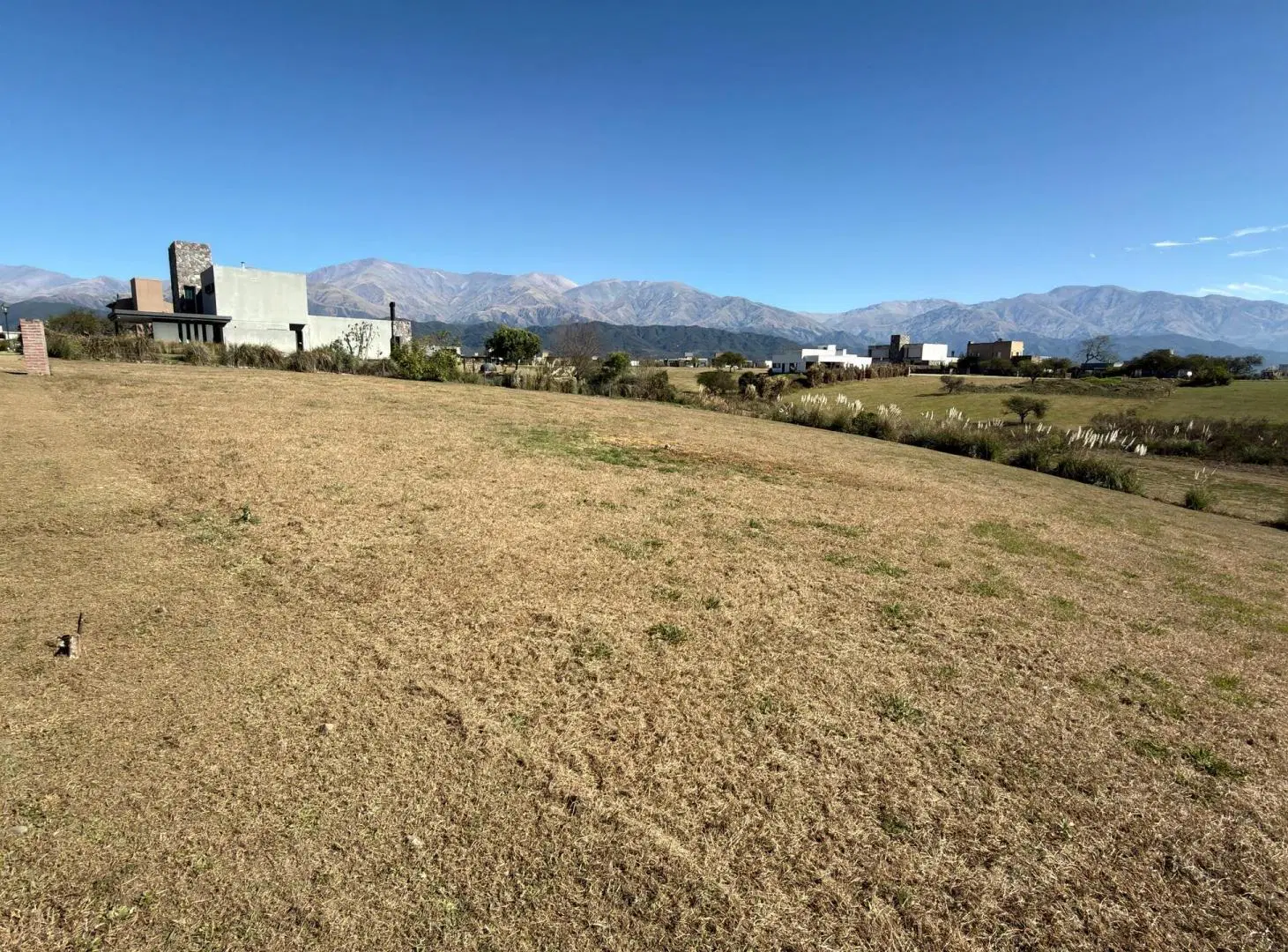 Terreno de 2.000 m² a metros del lago – Club de Campo La Almona 1