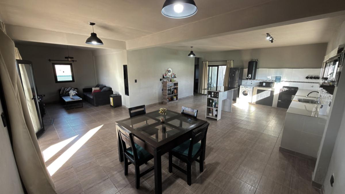 Foto de Casa de 2 dormitorios con quincho, pileta y cochera para 3 vehículos, imagen 3