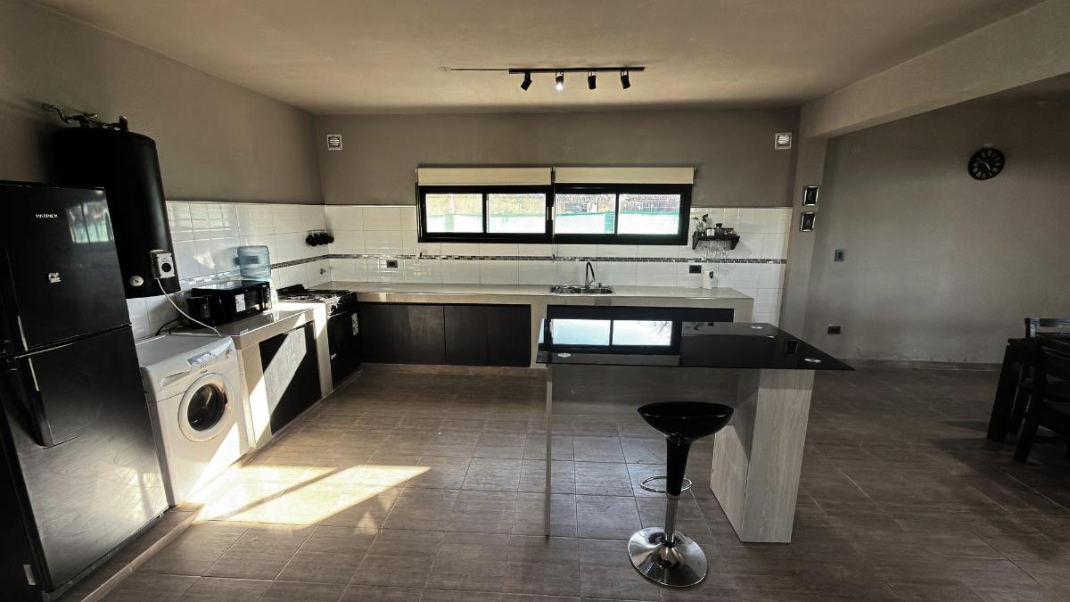 Foto de Casa de 2 dormitorios con quincho, pileta y cochera para 3 vehículos, imagen 2