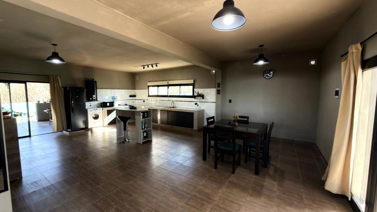 Foto de Casa de 2 dormitorios con quincho, pileta y cochera para 3 vehículos, imagen 1
