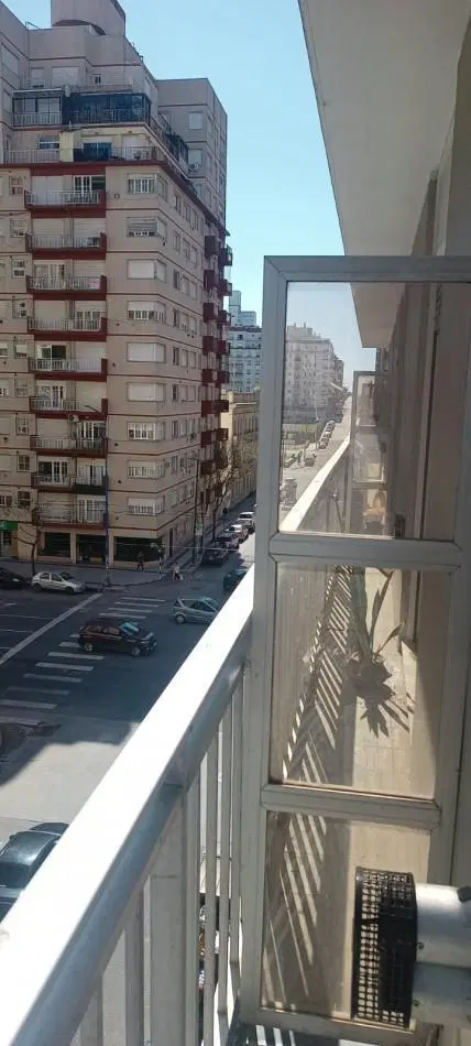 Depto 2 ambientes Centro con balcon a la calle 4