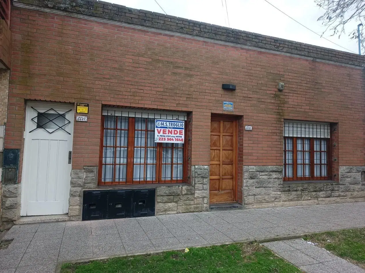 P.h. 3 Ambientes a la calle con patio Barrio Peralta Ramos Oeste 1