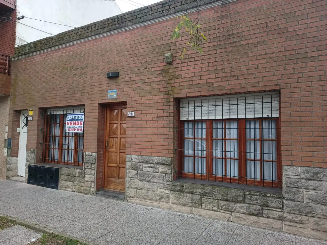 P.h. 3 Ambientes a la calle con patio Barrio Peralta Ramos Oeste 3