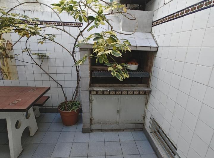 Duplex 6 ambientes,2 cocinas. C/ Garage para multiples automóviles. Ideal familia numerosa. Flores 2