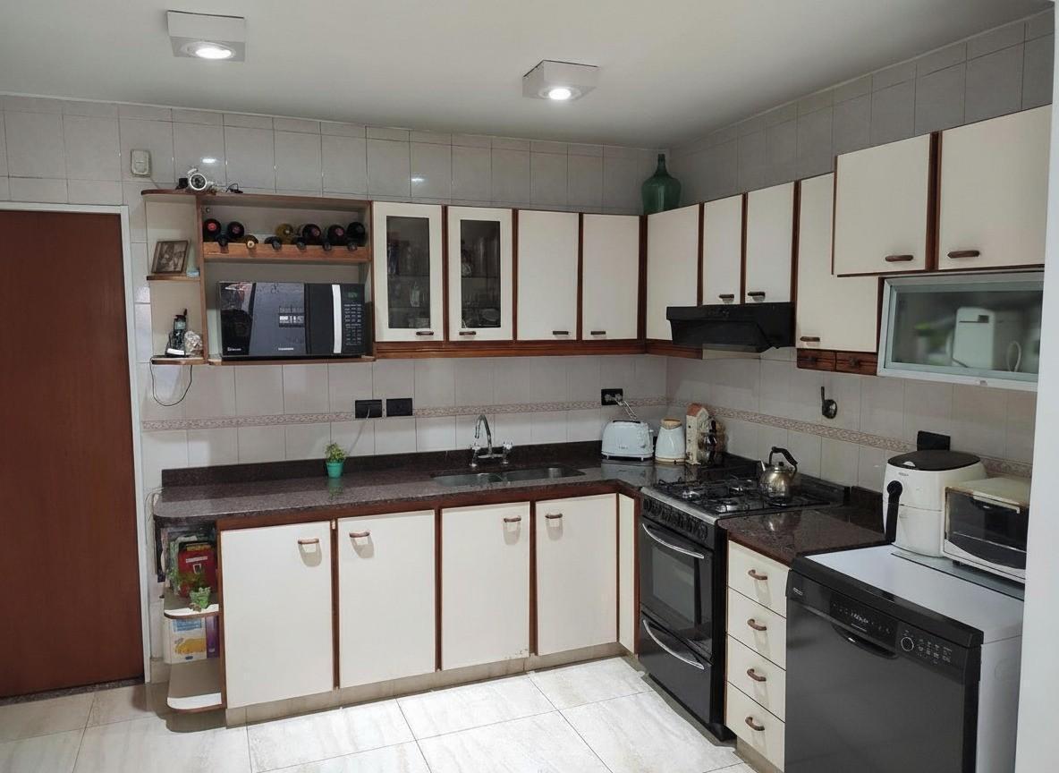 OPORTUNIDAD! Amplia casa 5 dormitorios, 3 baños en excelente zona de Villa Devoto – Lote propio