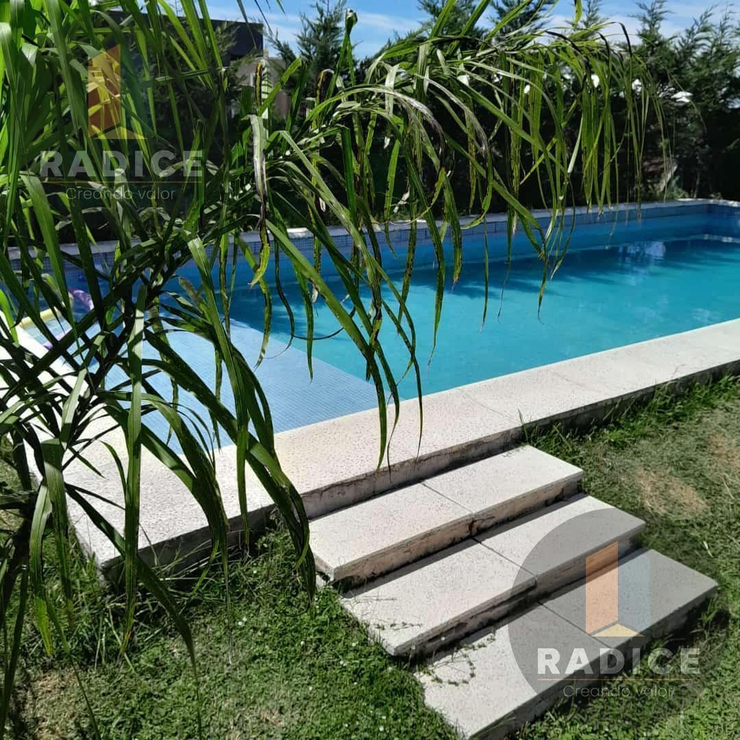 Foto de Venta - Casa 412 m² - 4 Dorm - Barrio Lago Azul - c/ Pileta, Cochera, imagen 1