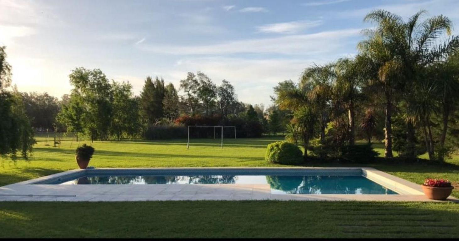 Foto de ALQUILER · CAMPOS DE ROCA · 5 AMBIENTES· CON PARRILLA · 2 COCHERAS ·, imagen 3