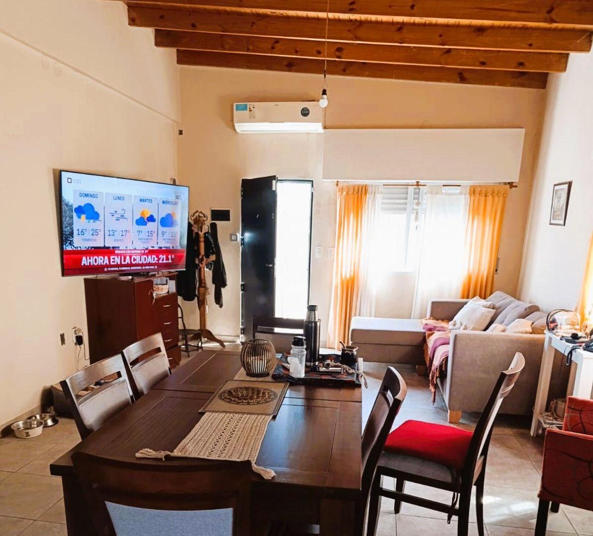 Foto de MODERNA CASA EN CENTRO DE LUIS GUILLON, imagen 2
