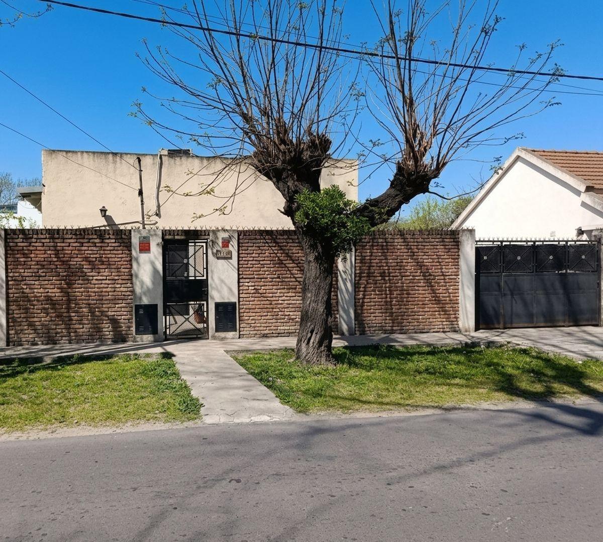 Foto de MODERNA CASA EN CENTRO DE LUIS GUILLON, imagen 1