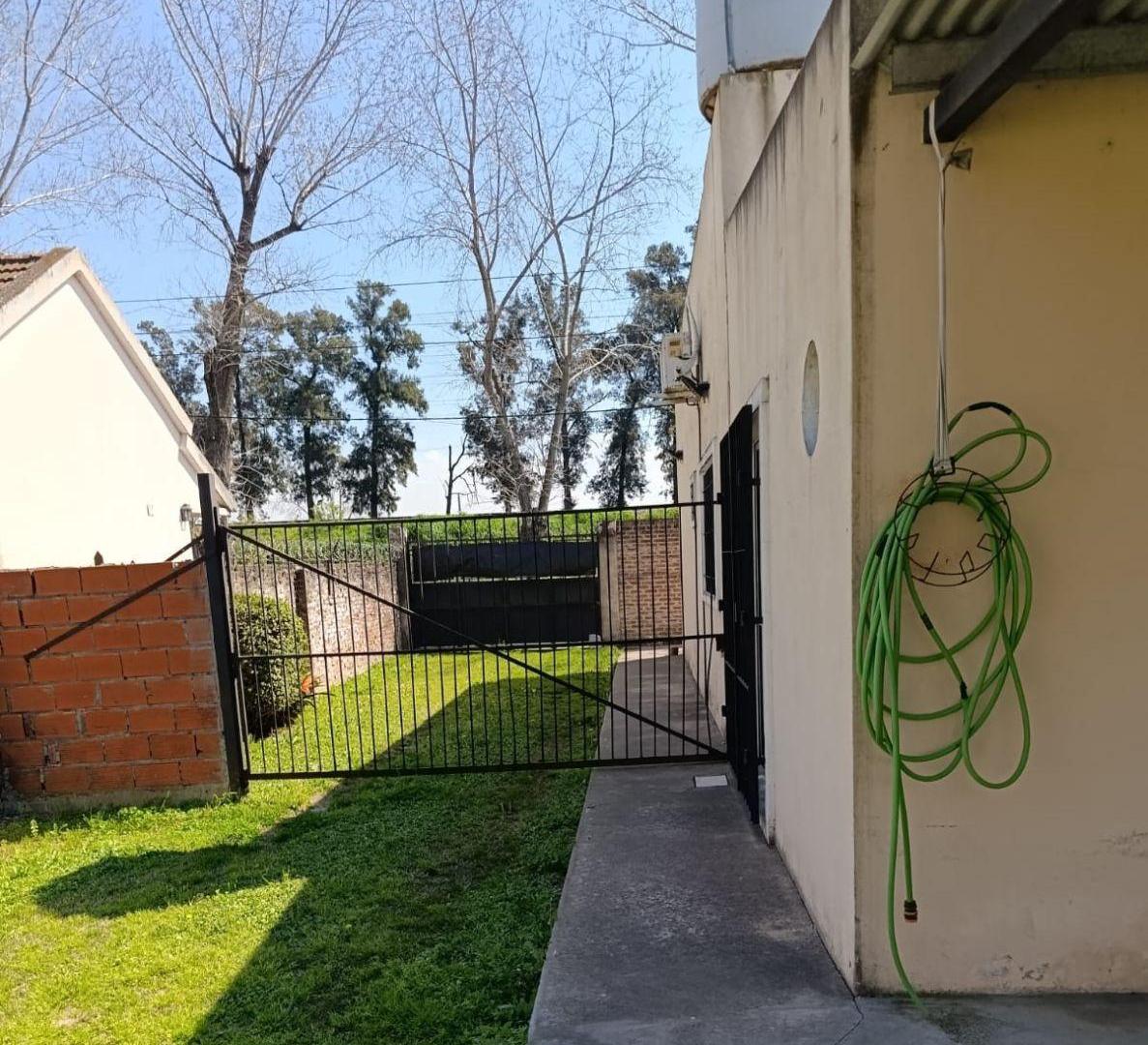 Foto de MODERNA CASA EN CENTRO DE LUIS GUILLON, imagen 3