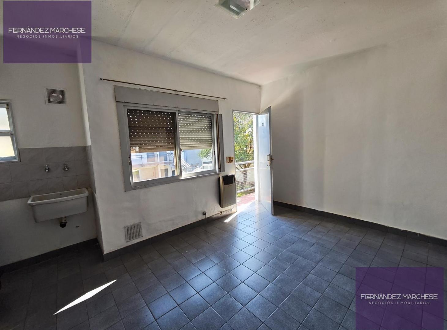 Foto de Departamento con patio, cochera y verde., imagen 2