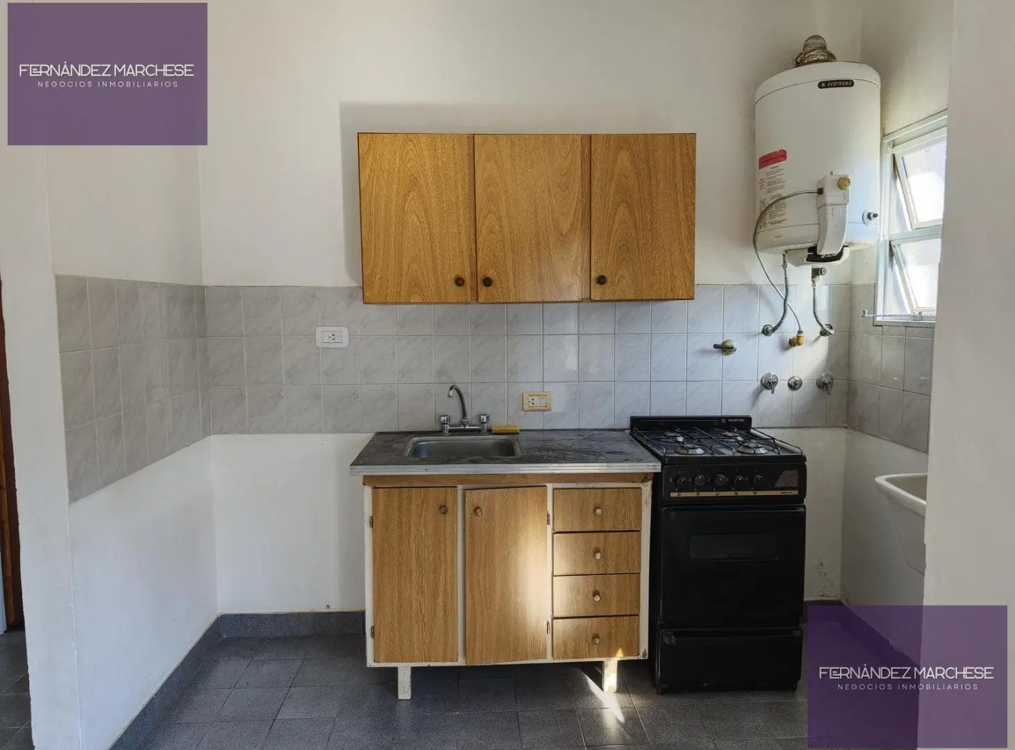 Departamento con patio, cochera y verde. 2
