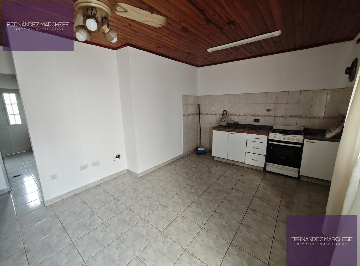 Foto de Departamento con cochera y patio en alquiler, imagen 2