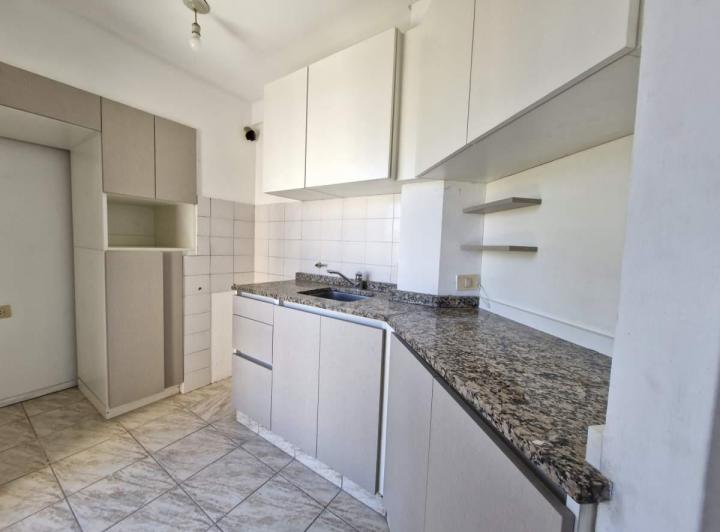Venta Semipiso 2 Dormitorios Zona Centro con terraza 3