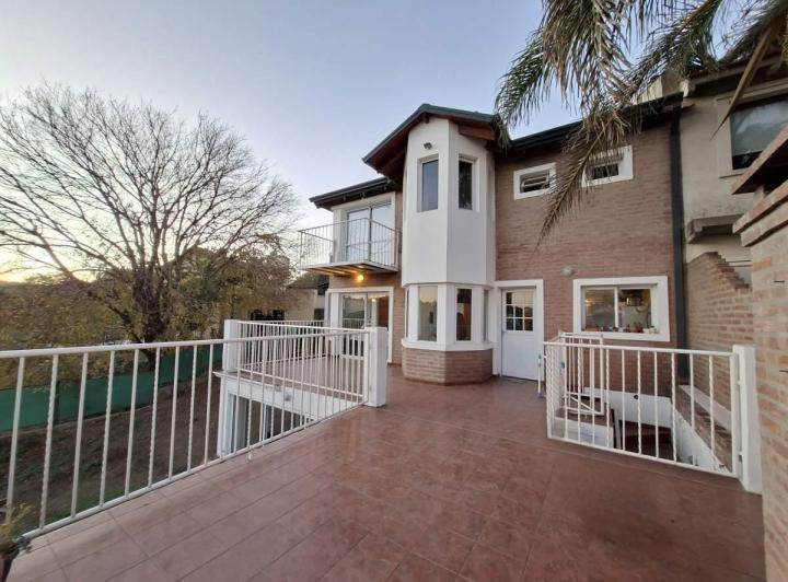 VENTA CASA 3 DORM COCHERA Y PILETA MENDIOLAZA 1
