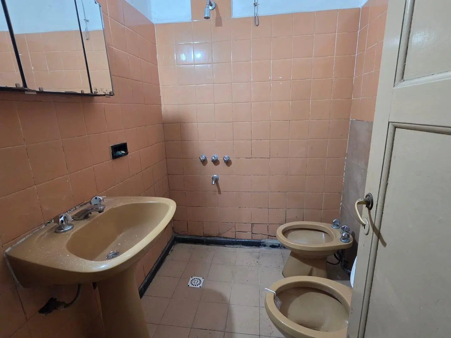 Venta casa a reciclar 2 dormitorio mas habitación en el fondo B° San Roque 3