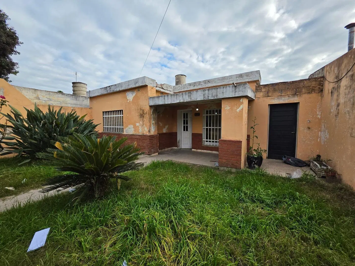 Venta casa a reciclar 2 dormitorio mas habitación en el fondo B° San Roque 5