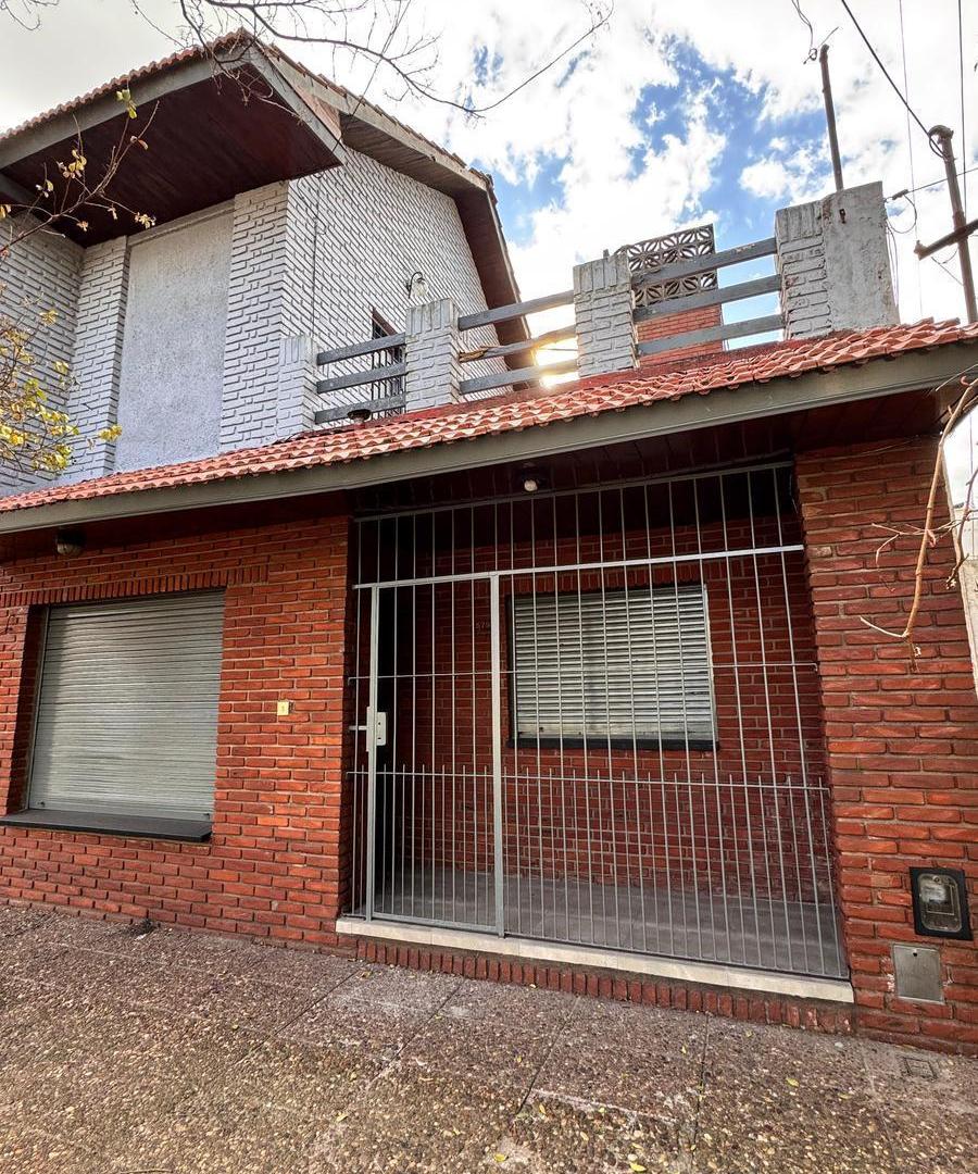 Casa tipo PH 3 ambientes a la calle