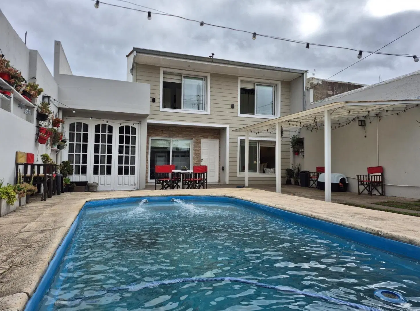 Diseño y comodidad - Casa 4 ambientes con piscina y quincho 2