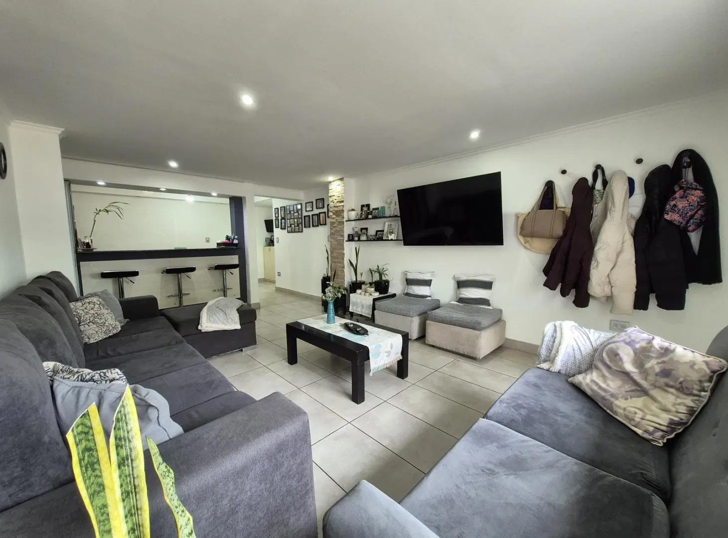 Diseño y comodidad - Casa 4 ambientes con piscina y quincho 5