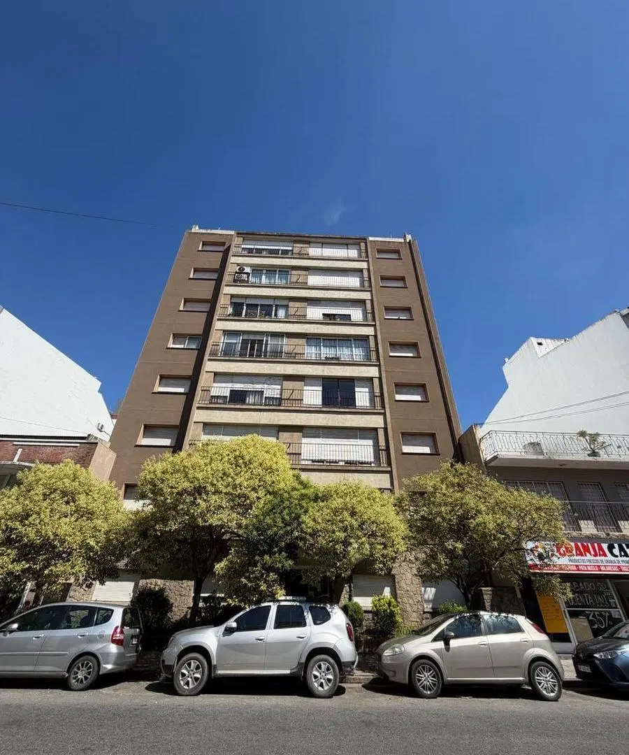 Departamento de 3 ambientes reciclado a nuevo en Plaza Mitre 5