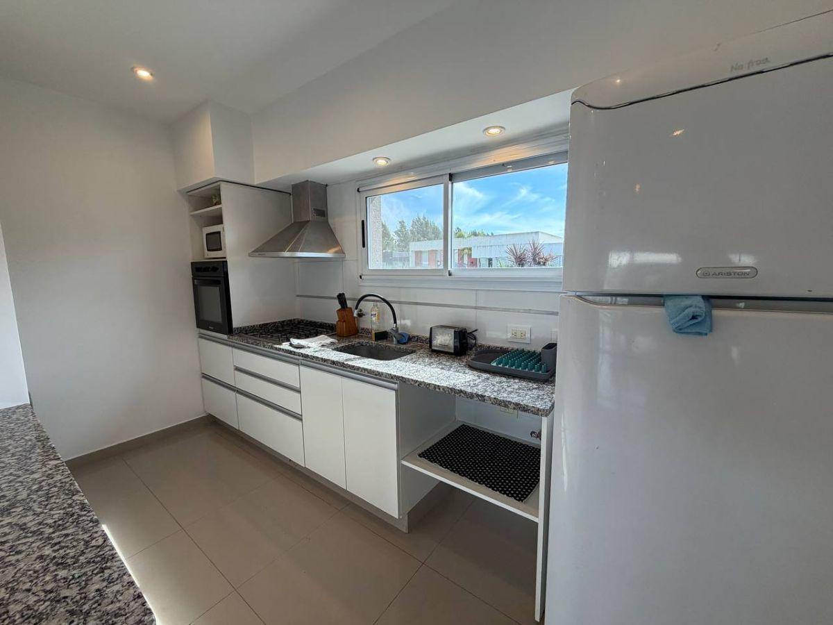 Foto de Casa amoblada de 4 ambientes con pileta en alquiler – Barrio Privado, imagen 1