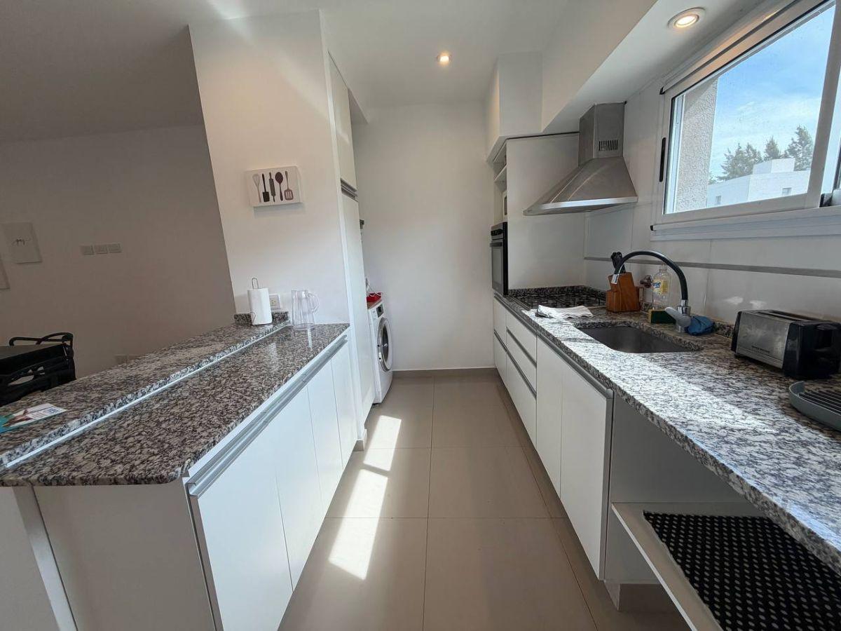 Foto de Casa amoblada de 4 ambientes con pileta en alquiler – Barrio Privado, imagen 2
