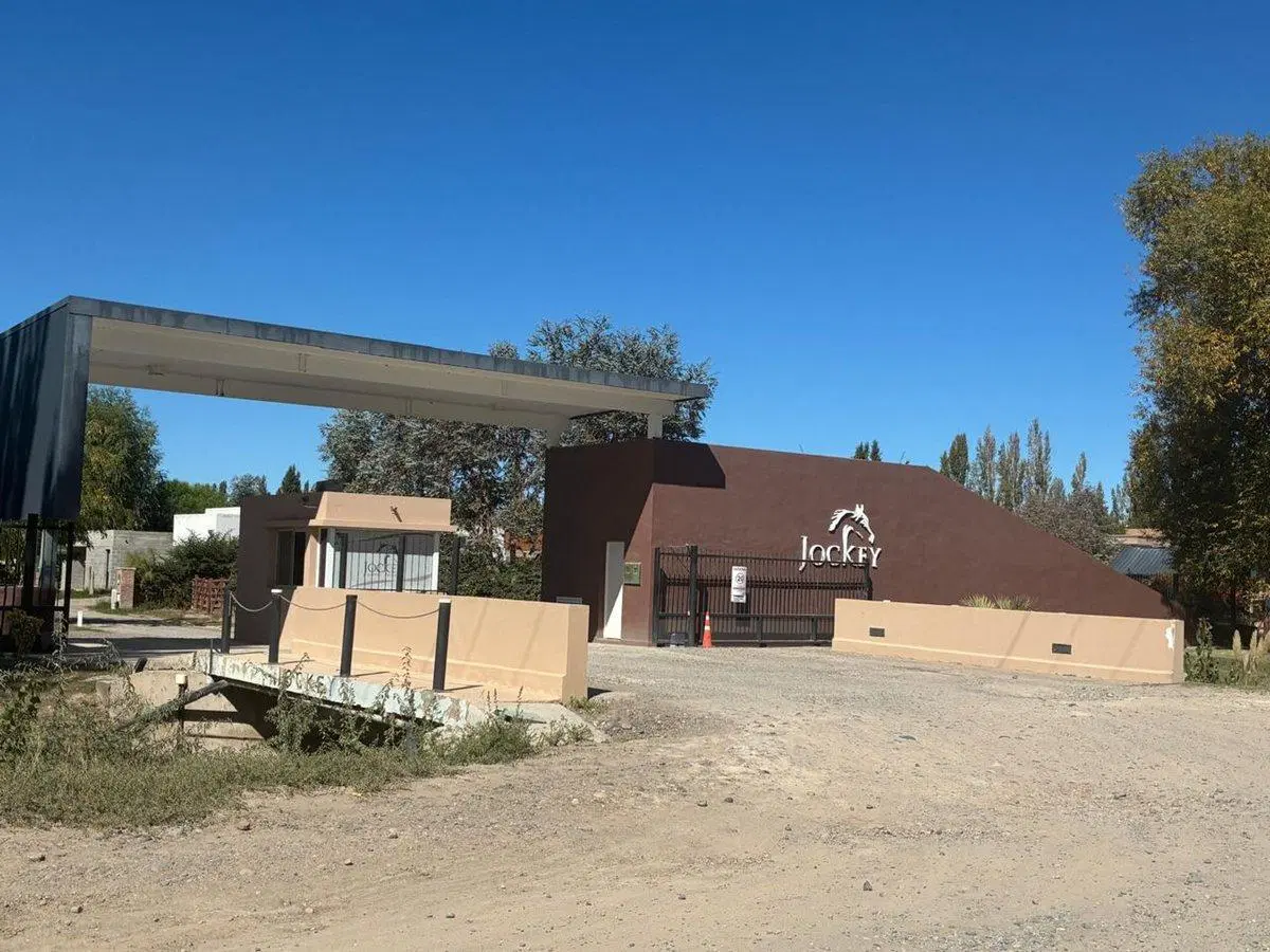 VENTA DE TERRENO EN BARRIO PRIVADO  "JOCKEY" 4