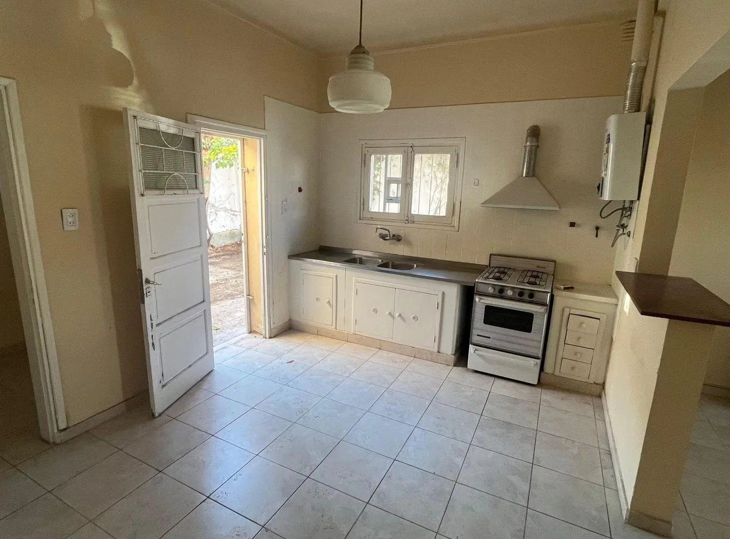 CASA EN VENTA  – Calle Villegas, pleno centro. 8