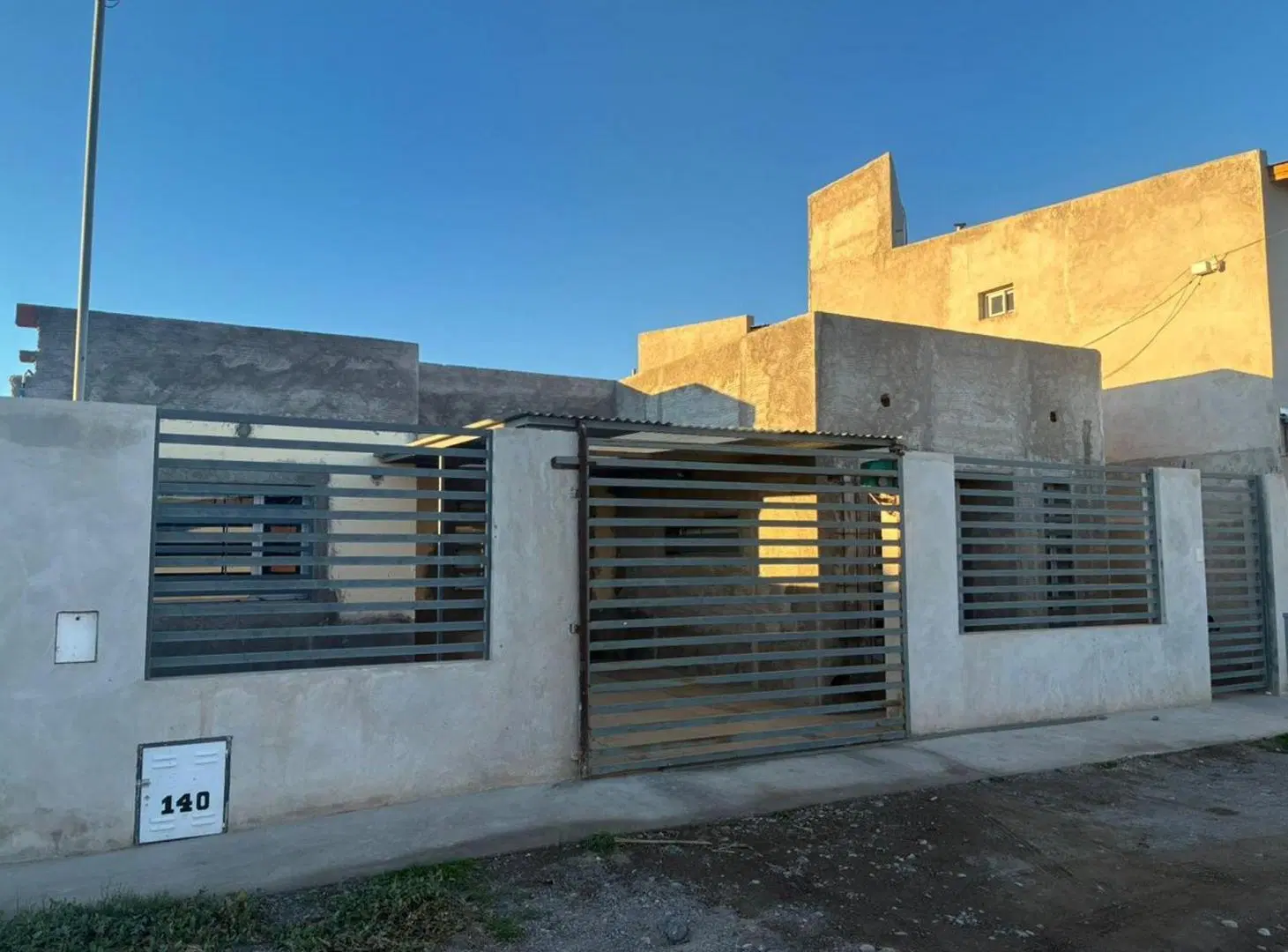 CASA EN VENTA CON QUINCHO Y PILETA EN VILLA REGINA 3