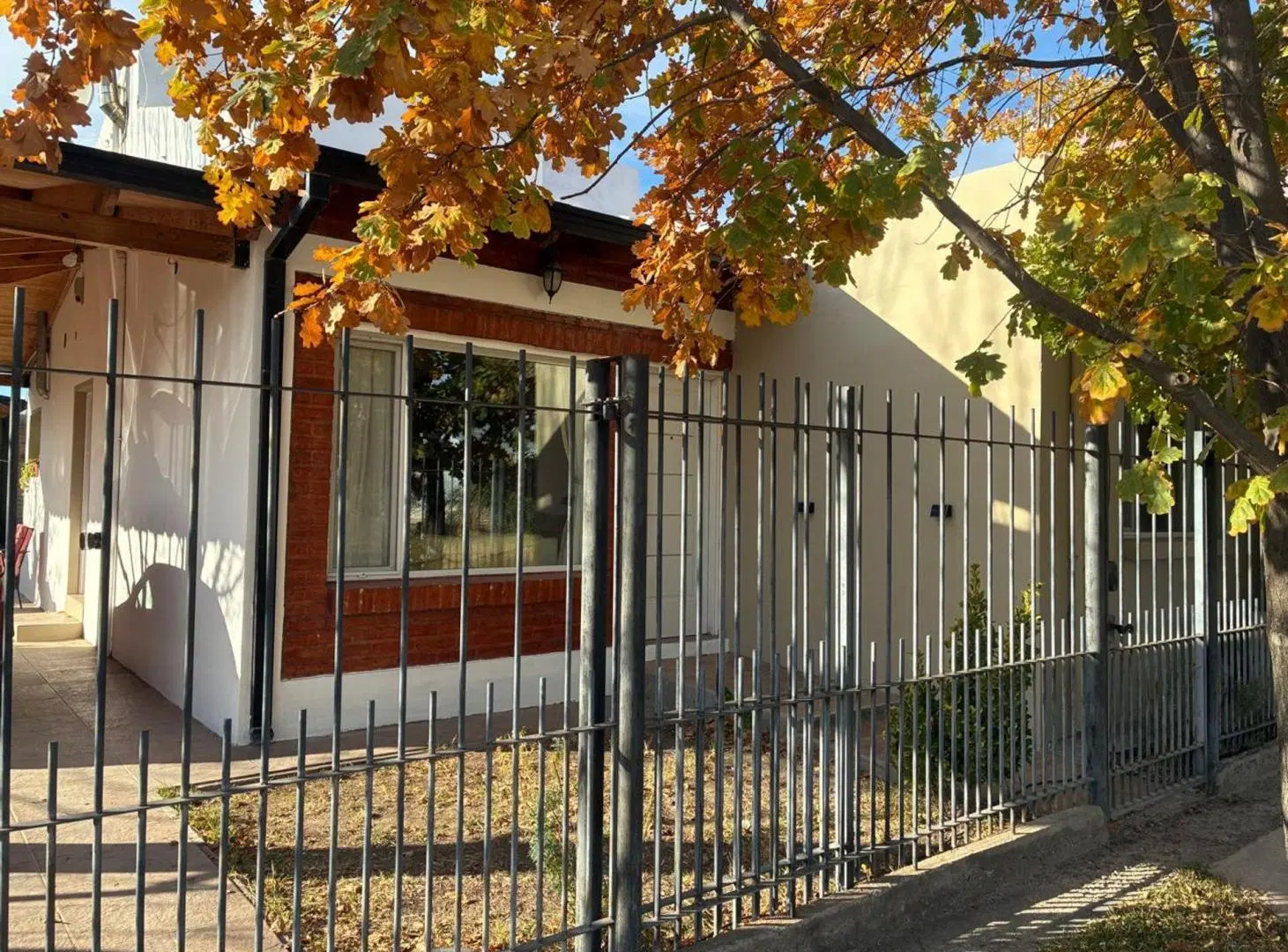 CASA EN VENTA  EN BARRIO ALIAGA EN GENERAL ROCA 8