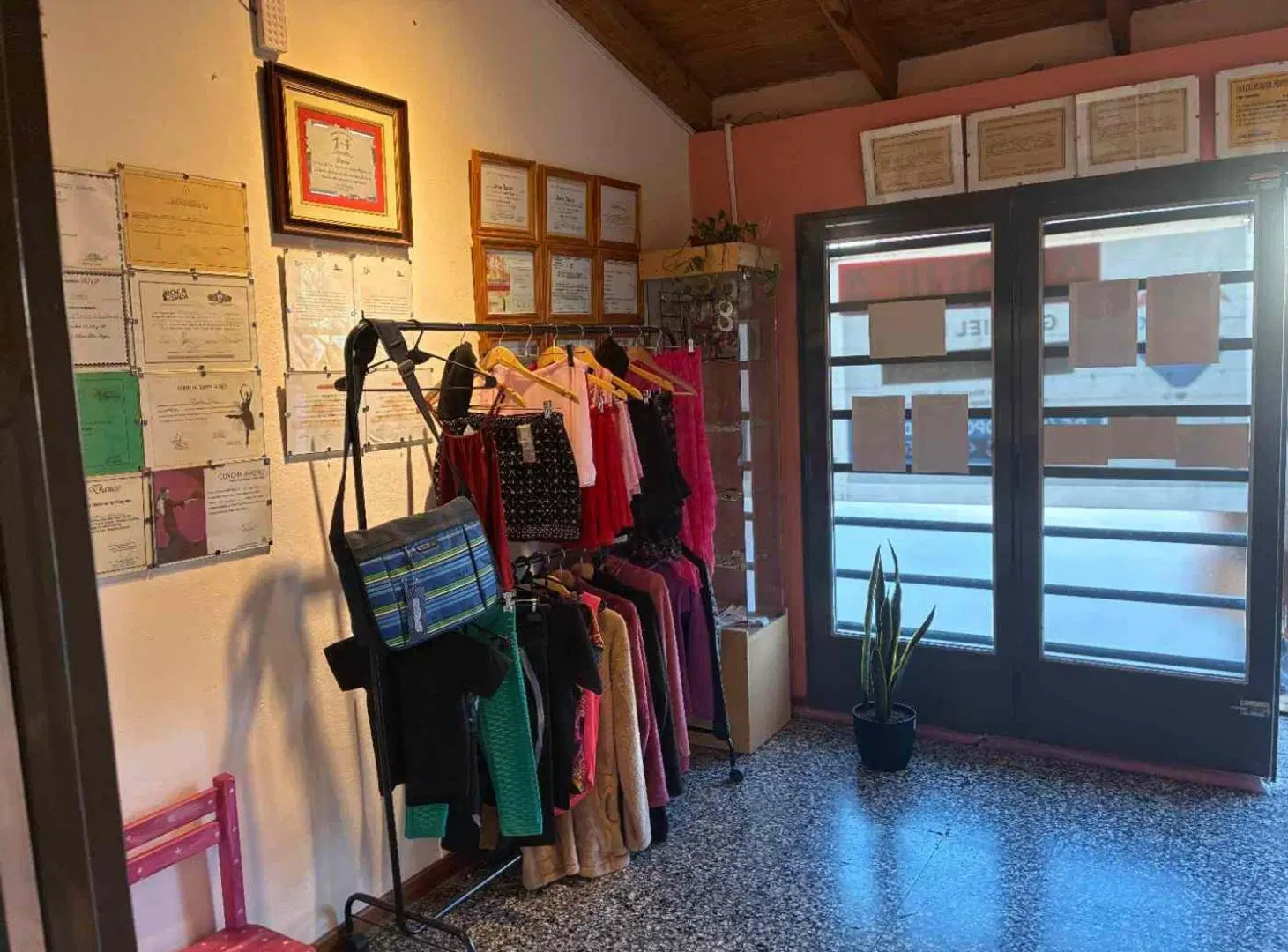 SALON EN ALQUILER EN GENERAL ROCA 2