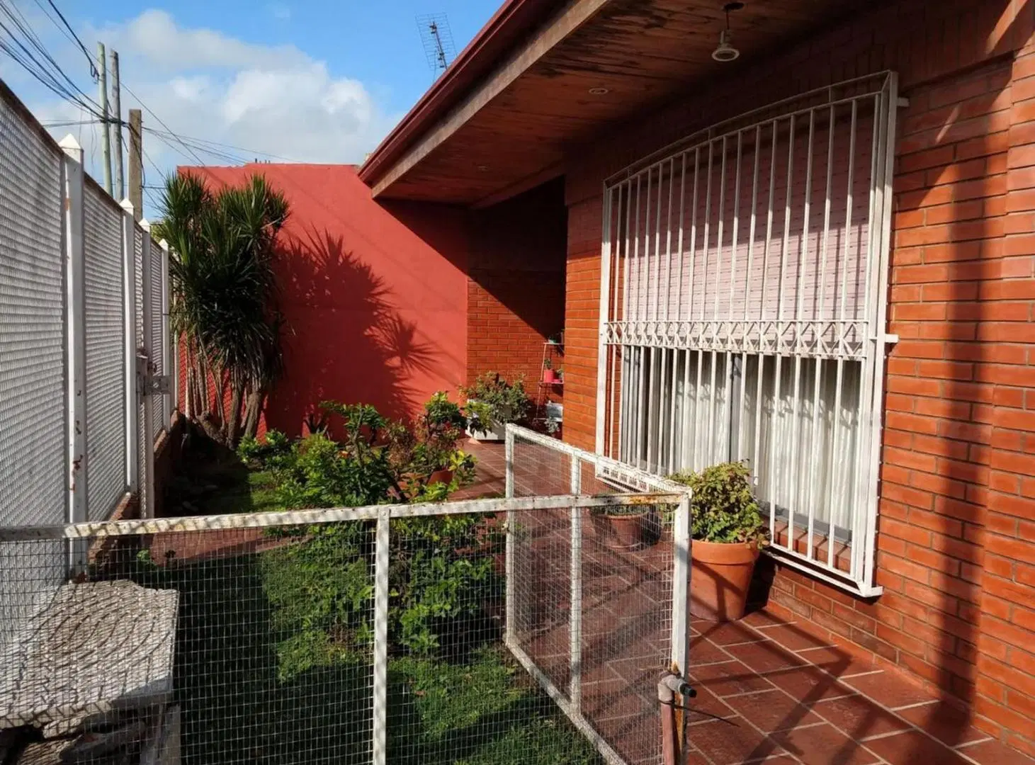 VENTA CASA 3 AMBEINTES CON PATIO GONZALEZ CATAN 5