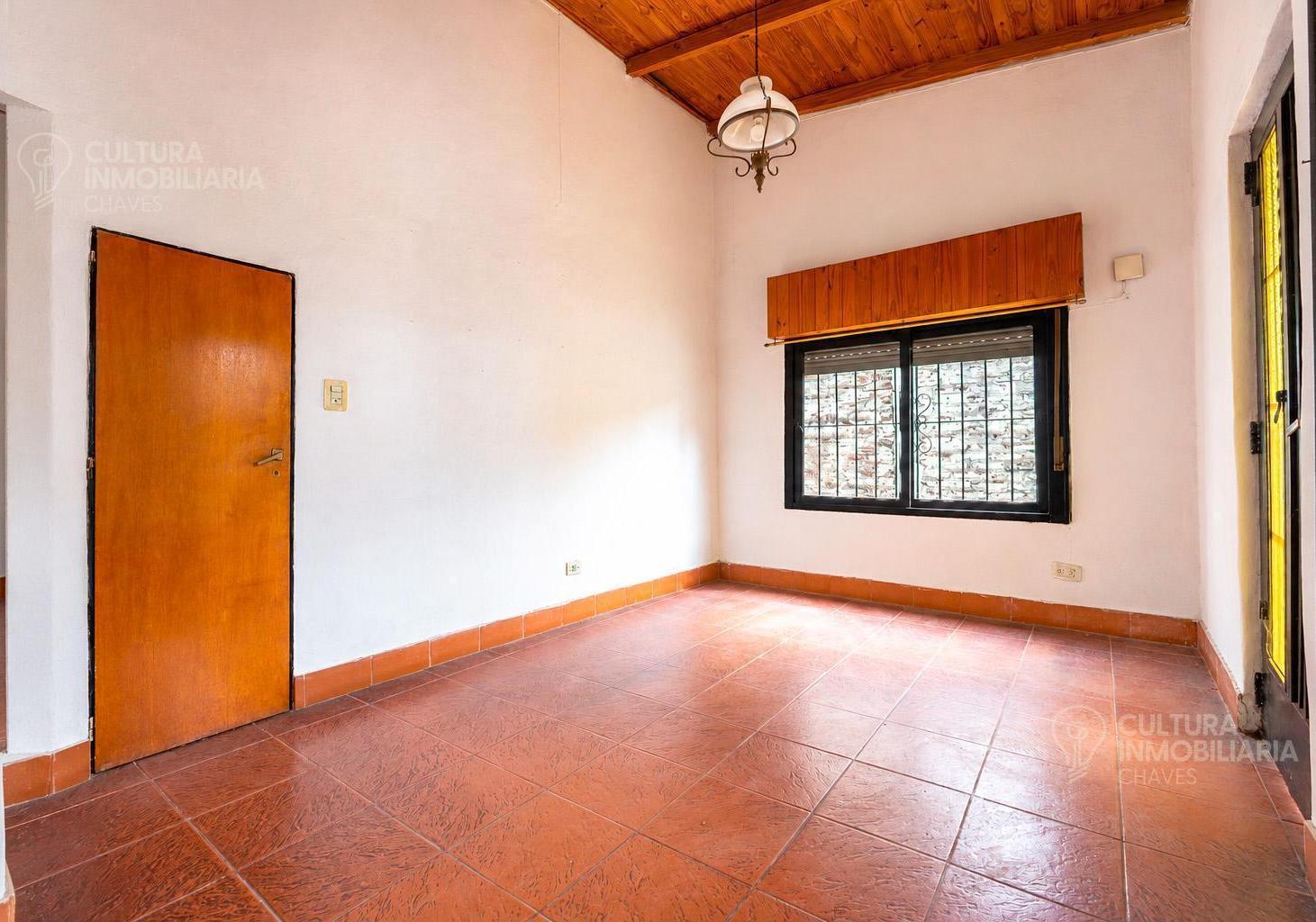 Foto de venta Casa en Castelar Sur con Amplio Lote de 366 m² – Ideal para, imagen 3