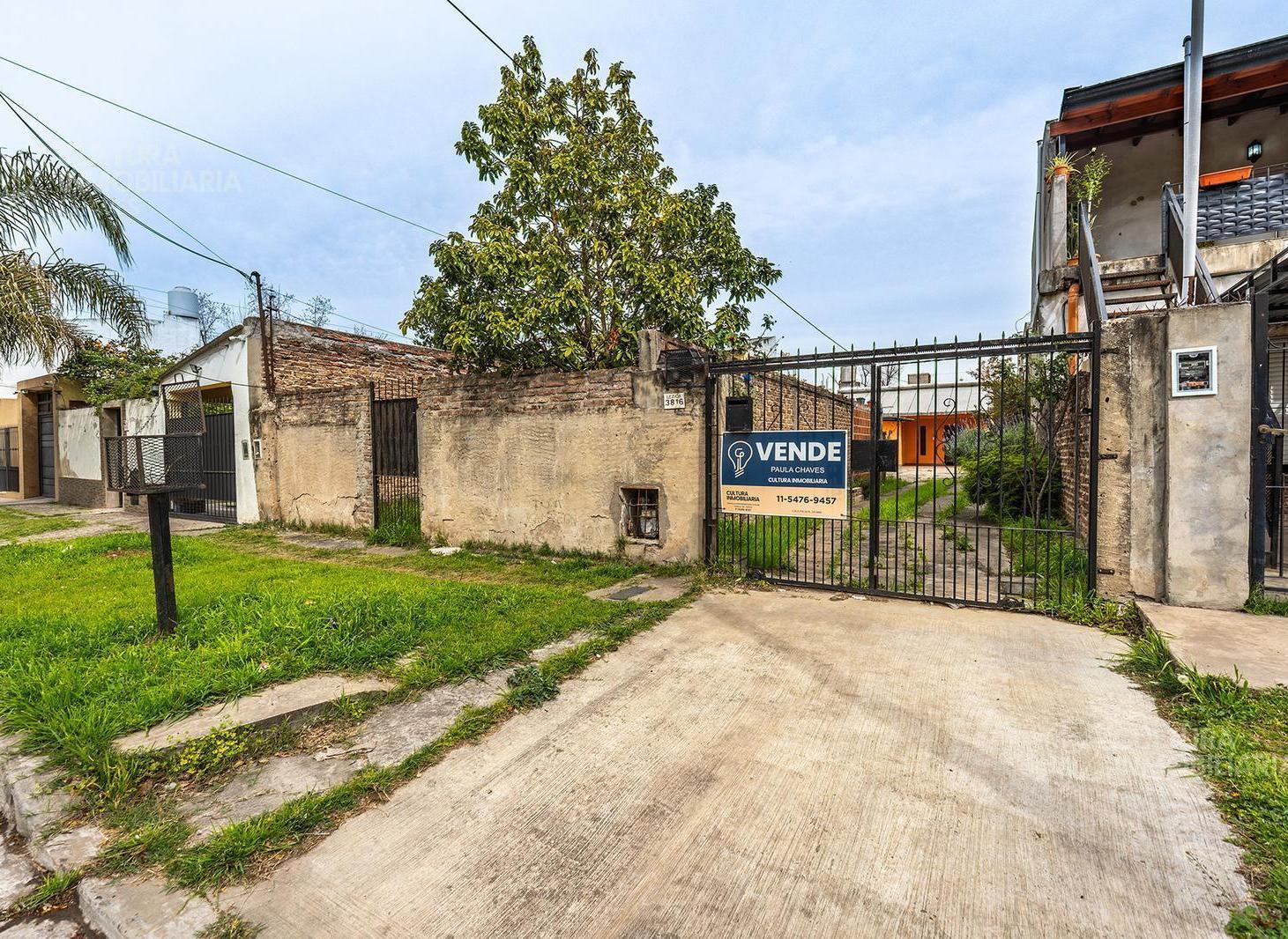 Foto de venta Casa en Castelar Sur con Amplio Lote de 366 m² – Ideal para, imagen 2