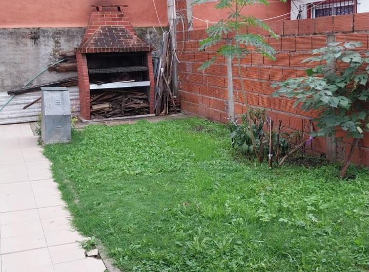 Vivienda multifamiiar. Chalet 4 amb,  local y 2 deptos de 2amb cada uno 3