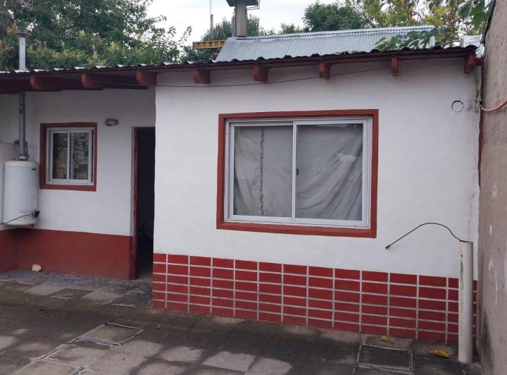 Vivienda multifamiiar. Chalet 4 amb,  local y 2 deptos de 2amb cada uno 5
