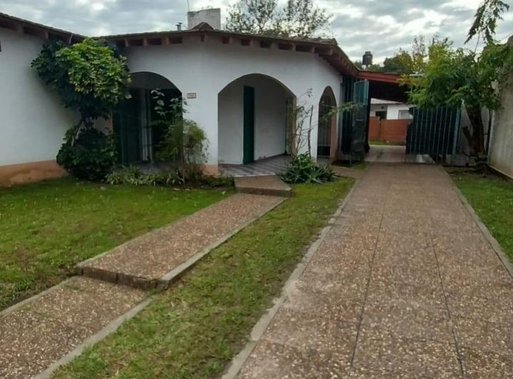 Vivienda multifamiiar. Chalet 4 amb,  local y 2 deptos de 2amb cada uno 4