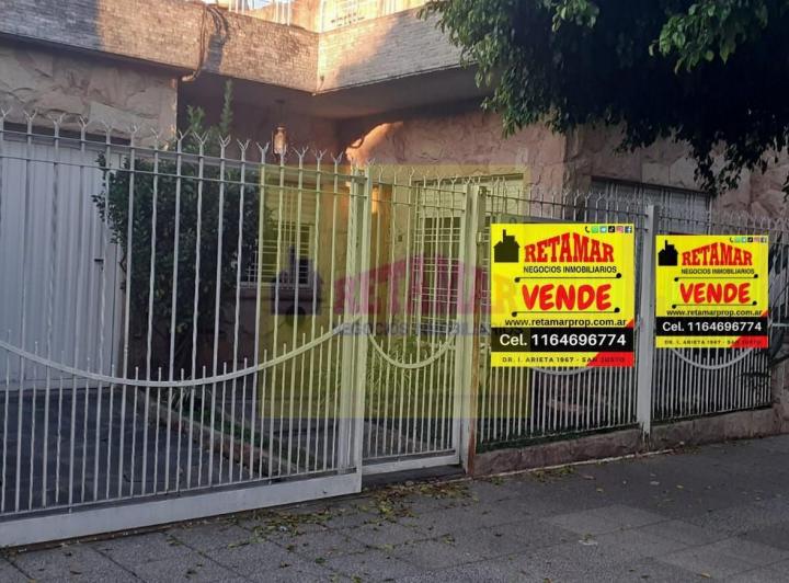 Venta de Casa de 3 ambientes en Villa Luzuriaga.