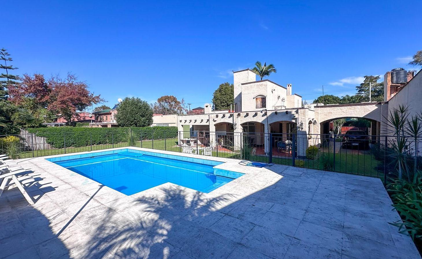 Casa en Venta en Ituzaingó al 400, Yerba Buena, gran jardín