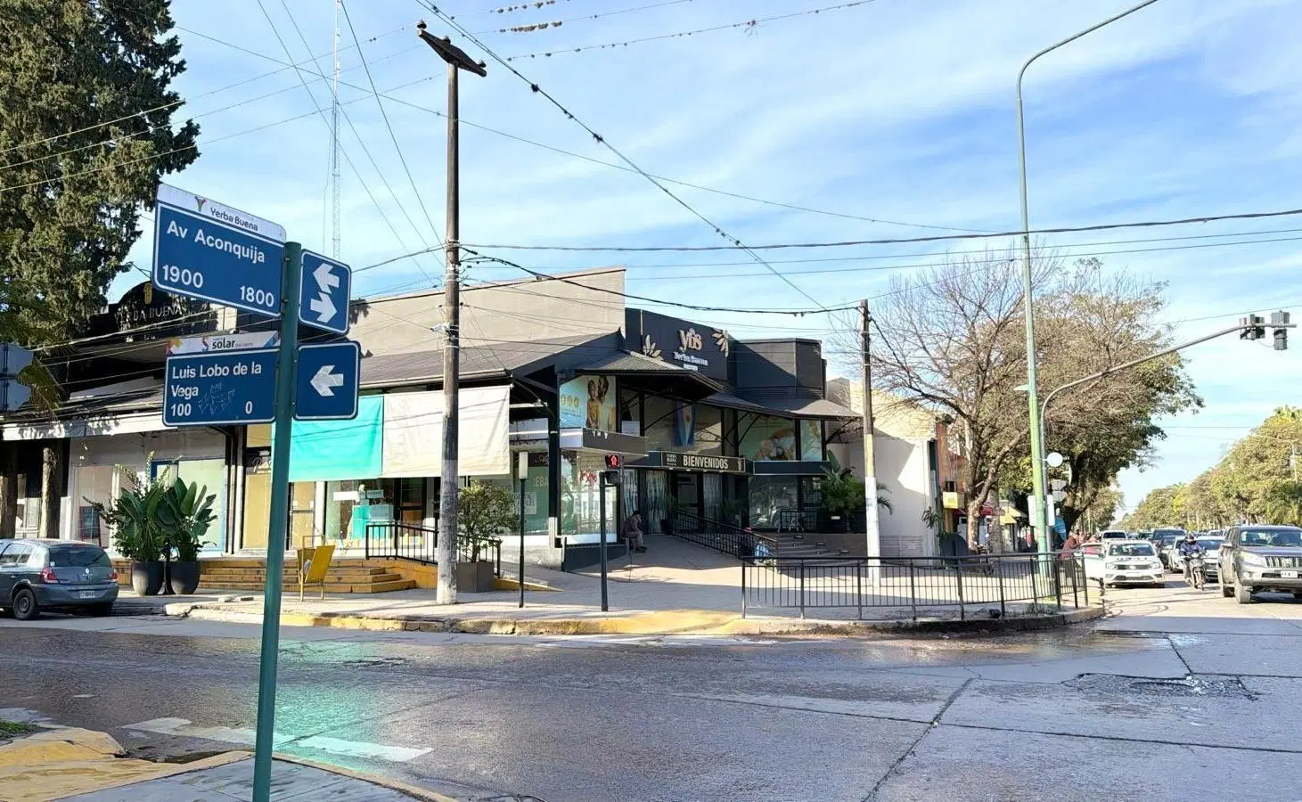 Casa en Venta en Av. Aconquija al 1800, amplio terreno 1